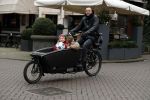 Amsterdam 6 februari 2017 
Johnny heitinga met zijn kinderen Jezebel en Lennos in de bakfiets.