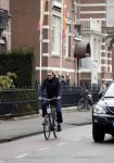 Amsterdam 16 februari 2017 
Matthijs v Nieuwkerk op de fiets in Amsterdam zuid.