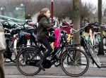 Amsterdam 4 februari 2017 
Prinses Marilene met dochter Felicia op haar verjaardag op de fiets in Amsterdam.