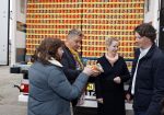 Amsterdam 6 februari 2017
Rene Froger krijgt van honig 150.000 potjes voor de voedselbank.