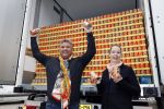 Amsterdam 6 februari 2017
Rene Froger krijgt van honig 150.000 potjes voor de voedselbank.