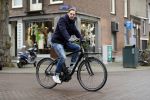 Amsterdam 7 februari 2017 
Ronald de Boer op zijn electrische fiets op de cornelis schuytstraat