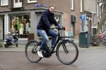Amsterdam 7 februari 2017 
Ronald de Boer op zijn electrische fiets op de cornelis schuytstraat