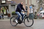 Amsterdam 7 februari 2017 
Ronald de Boer op zijn electrische fiets op de cornelis schuytstraat