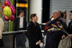 Schiphol 17 februari 2017 
Xander en Sophie de Buisonje komen met hun dochter Cela Lynn en zoon Dex aan op schiphol. Beide ouders familie en Sem v Dijk wachten ze op . Ook de hond is meegekomen.
