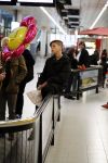 Schiphol 17 februari 2017 
Xander en Sophie de Buisonje komen met hun dochter Cela Lynn en zoon Dex aan op schiphol. Beide ouders familie en Sem v Dijk wachten ze op . Ook de hond is meegekomen.