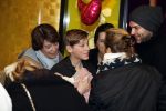 Schiphol 17 februari 2017 
Xander en Sophie de Buisonje komen met hun dochter Cela Lynn en zoon Dex aan op schiphol. Beide ouders familie en Sem v Dijk wachten ze op . Ook de hond is meegekomen.