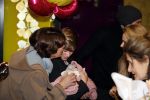 Schiphol 17 februari 2017 
Xander en Sophie de Buisonje komen met hun dochter Cela Lynn en zoon Dex aan op schiphol. Beide ouders familie en Sem v Dijk wachten ze op . Ook de hond is meegekomen.