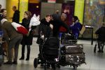 Schiphol 17 februari 2017 
Xander en Sophie de Buisonje komen met hun dochter Cela Lynn en zoon Dex aan op schiphol. Beide ouders familie en Sem v Dijk wachten ze op . Ook de hond is meegekomen.