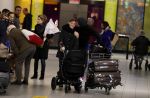 Schiphol 17 februari 2017 
Xander en Sophie de Buisonje komen met hun dochter Cela Lynn en zoon Dex aan op schiphol. Beide ouders familie en Sem v Dijk wachten ze op . Ook de hond is meegekomen.