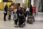 Schiphol 17 februari 2017 
Xander en Sophie de Buisonje komen met hun dochter Cela Lynn en zoon Dex aan op schiphol. Beide ouders familie en Sem v Dijk wachten ze op . Ook de hond is meegekomen.