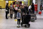 Schiphol 17 februari 2017 
Xander en Sophie de Buisonje komen met hun dochter Cela Lynn en zoon Dex aan op schiphol. Beide ouders familie en Sem v Dijk wachten ze op . Ook de hond is meegekomen.