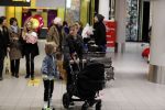 Schiphol 17 februari 2017 
Xander en Sophie de Buisonje komen met hun dochter Cela Lynn en zoon Dex aan op schiphol. Beide ouders familie en Sem v Dijk wachten ze op . Ook de hond is meegekomen.