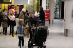 Schiphol 17 februari 2017 
Xander en Sophie de Buisonje komen met hun dochter Cela Lynn en zoon Dex aan op schiphol. Beide ouders familie en Sem v Dijk wachten ze op . Ook de hond is meegekomen.