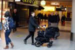 Schiphol 17 februari 2017 
Xander en Sophie de Buisonje komen met hun dochter Cela Lynn en zoon Dex aan op schiphol. Beide ouders familie en Sem v Dijk wachten ze op . Ook de hond is meegekomen.