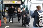 Schiphol 17 februari 2017 
Xander en Sophie de Buisonje komen met hun dochter Cela Lynn en zoon Dex aan op schiphol. Beide ouders familie en Sem v Dijk wachten ze op . Ook de hond is meegekomen.
