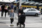 Schiphol 17 februari 2017 
Xander en Sophie de Buisonje komen met hun dochter Cela Lynn en zoon Dex aan op schiphol. Beide ouders familie en Sem v Dijk wachten ze op . Ook de hond is meegekomen.