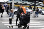 Schiphol 17 februari 2017 
Xander en Sophie de Buisonje komen met hun dochter Cela Lynn en zoon Dex aan op schiphol. Beide ouders familie en Sem v Dijk wachten ze op . Ook de hond is meegekomen.
