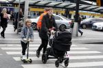 Schiphol 17 februari 2017 
Xander en Sophie de Buisonje komen met hun dochter Cela Lynn en zoon Dex aan op schiphol. Beide ouders familie en Sem v Dijk wachten ze op . Ook de hond is meegekomen.