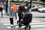 Schiphol 17 februari 2017 
Xander en Sophie de Buisonje komen met hun dochter Cela Lynn en zoon Dex aan op schiphol. Beide ouders familie en Sem v Dijk wachten ze op . Ook de hond is meegekomen.