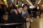 Schiphol 17 februari 2017 
Xander en Sophie de Buisonje komen met hun dochter Cela Lynn en zoon Dex aan op schiphol. Beide ouders familie en Sem v Dijk wachten ze op . Ook de hond is meegekomen.