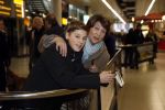 Schiphol 17 februari 2017 
Xander en Sophie de Buisonje komen met hun dochter Cela Lynn en zoon Dex aan op schiphol. Beide ouders familie en Sem v Dijk wachten ze op . Ook de hond is meegekomen.