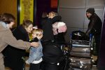Schiphol 17 februari 2017 
Xander en Sophie de Buisonje komen met hun dochter Cela Lynn en zoon Dex aan op schiphol. Beide ouders familie en Sem v Dijk wachten ze op . Ook de hond is meegekomen.