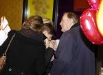 Schiphol 17 februari 2017 
Xander en Sophie de Buisonje komen met hun dochter Cela Lynn en zoon Dex aan op schiphol. Beide ouders familie en Sem v Dijk wachten ze op . Ook de hond is meegekomen.