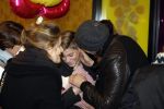Schiphol 17 februari 2017 
Xander en Sophie de Buisonje komen met hun dochter Cela Lynn en zoon Dex aan op schiphol. Beide ouders familie en Sem v Dijk wachten ze op . Ook de hond is meegekomen.