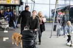 Schiphol 17 februari 2017 
Xander en Sophie de Buisonje komen met hun dochter Cela Lynn en zoon Dex aan op schiphol. Beide ouders familie en Sem v Dijk wachten ze op . Ook de hond is meegekomen.
