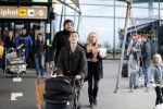 Schiphol 17 februari 2017 
Xander en Sophie de Buisonje komen met hun dochter Cela Lynn en zoon Dex aan op schiphol. Beide ouders familie en Sem v Dijk wachten ze op . Ook de hond is meegekomen.