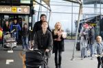 Schiphol 17 februari 2017 
Xander en Sophie de Buisonje komen met hun dochter Cela Lynn en zoon Dex aan op schiphol. Beide ouders familie en Sem v Dijk wachten ze op . Ook de hond is meegekomen.