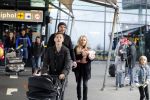 Schiphol 17 februari 2017 
Xander en Sophie de Buisonje komen met hun dochter Cela Lynn en zoon Dex aan op schiphol. Beide ouders familie en Sem v Dijk wachten ze op . Ook de hond is meegekomen.