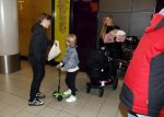 Schiphol 17 februari 2017 
Xander en Sophie de Buisonje komen met hun dochter Cela Lynn en zoon Dex aan op schiphol. Beide ouders familie en Sem v Dijk wachten ze op . Ook de hond is meegekomen.
