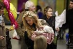 Schiphol 17 februari 2017 
Xander en Sophie de Buisonje komen met hun dochter Cela Lynn en zoon Dex aan op schiphol. Beide ouders familie en Sem v Dijk wachten ze op . Ook de hond is meegekomen.