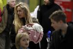 Schiphol 17 februari 2017 
Xander en Sophie de Buisonje komen met hun dochter Cela Lynn en zoon Dex aan op schiphol. Beide ouders familie en Sem v Dijk wachten ze op . Ook de hond is meegekomen.