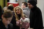 Schiphol 17 februari 2017 
Xander en Sophie de Buisonje komen met hun dochter Cela Lynn en zoon Dex aan op schiphol. Beide ouders familie en Sem v Dijk wachten ze op . Ook de hond is meegekomen.