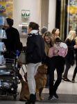 Schiphol 17 februari 2017 
Xander en Sophie de Buisonje komen met hun dochter Cela Lynn en zoon Dex aan op schiphol. Beide ouders familie en Sem v Dijk wachten ze op . Ook de hond is meegekomen.