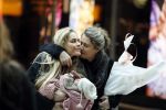 Schiphol 17 februari 2017 
Xander en Sophie de Buisonje komen met hun dochter Cela Lynn en zoon Dex aan op schiphol. Beide ouders familie en Sem v Dijk wachten ze op . Ook de hond is meegekomen.