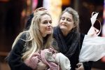 Schiphol 17 februari 2017 
Xander en Sophie de Buisonje komen met hun dochter Cela Lynn en zoon Dex aan op schiphol. Beide ouders familie en Sem v Dijk wachten ze op . Ook de hond is meegekomen.