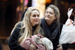 Schiphol 17 februari 2017 
Xander en Sophie de Buisonje komen met hun dochter Cela Lynn en zoon Dex aan op schiphol. Beide ouders familie en Sem v Dijk wachten ze op . Ook de hond is meegekomen.