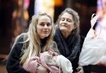 Schiphol 17 februari 2017 
Xander en Sophie de Buisonje komen met hun dochter Cela Lynn en zoon Dex aan op schiphol. Beide ouders familie en Sem v Dijk wachten ze op . Ook de hond is meegekomen.