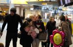 Schiphol 17 februari 2017 
Xander en Sophie de Buisonje komen met hun dochter Cela Lynn en zoon Dex aan op schiphol. Beide ouders familie en Sem v Dijk wachten ze op . Ook de hond is meegekomen.
