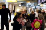Schiphol 17 februari 2017 
Xander en Sophie de Buisonje komen met hun dochter Cela Lynn en zoon Dex aan op schiphol. Beide ouders familie en Sem v Dijk wachten ze op . Ook de hond is meegekomen.