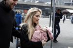 Schiphol 17 februari 2017 
Xander en Sophie de Buisonje komen met hun dochter Cela Lynn en zoon Dex aan op schiphol. Beide ouders familie en Sem v Dijk wachten ze op . Ook de hond is meegekomen.