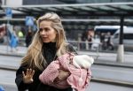 Schiphol 17 februari 2017 
Xander en Sophie de Buisonje komen met hun dochter Cela Lynn en zoon Dex aan op schiphol. Beide ouders familie en Sem v Dijk wachten ze op . Ook de hond is meegekomen.