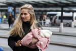 Schiphol 17 februari 2017 
Xander en Sophie de Buisonje komen met hun dochter Cela Lynn en zoon Dex aan op schiphol. Beide ouders familie en Sem v Dijk wachten ze op . Ook de hond is meegekomen.