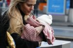 Schiphol 17 februari 2017 
Xander en Sophie de Buisonje komen met hun dochter Cela Lynn en zoon Dex aan op schiphol. Beide ouders familie en Sem v Dijk wachten ze op . Ook de hond is meegekomen.