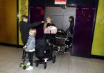 Schiphol 17 februari 2017 
Xander en Sophie de Buisonje komen met hun dochter Cela Lynn en zoon Dex aan op schiphol. Beide ouders familie en Sem v Dijk wachten ze op . Ook de hond is meegekomen.