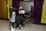 Schiphol 17 februari 2017 
Xander en Sophie de Buisonje komen met hun dochter Cela Lynn en zoon Dex aan op schiphol. Beide ouders familie en Sem v Dijk wachten ze op . Ook de hond is meegekomen.